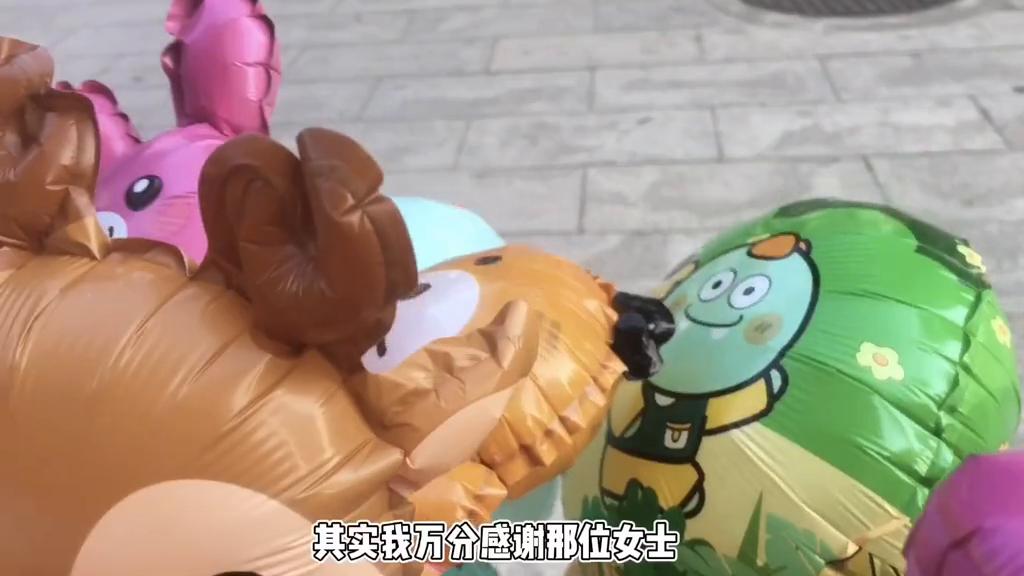 摆摊卖气球不容易,摆摊卖气球的利弊