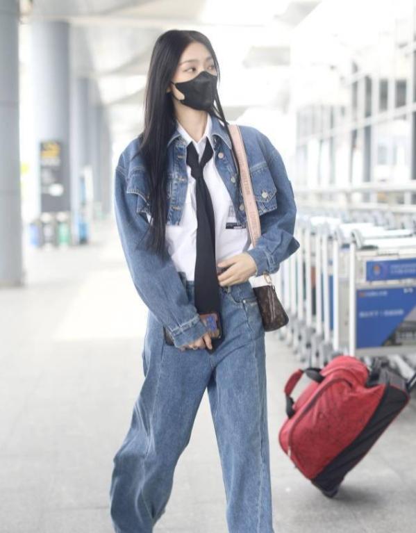 曾可妮黑色西装造型,曾可妮时尚穿搭