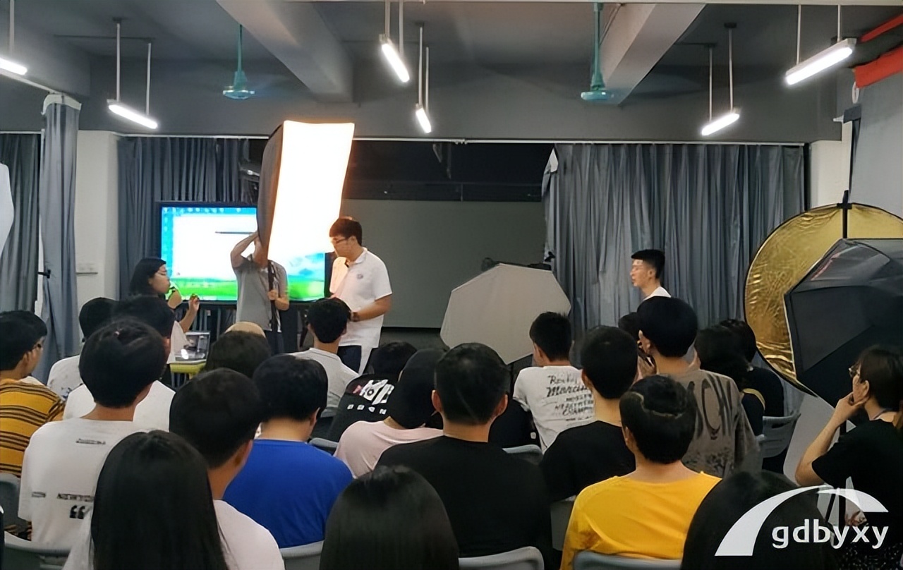 广州白云工商技师学院新媒体,广州新媒体运营专业比较好的职校