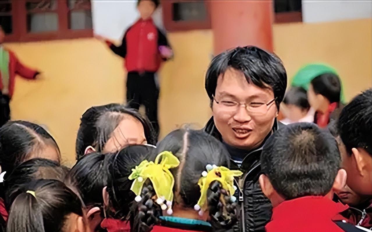 洪战辉12岁独自撑起家庭,洪战辉扛着废品上了火车