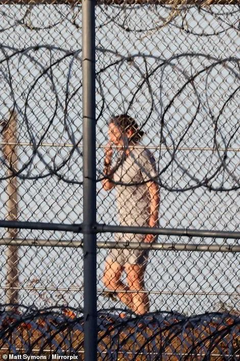 爱泼斯坦案*鸨老**监狱开启全新生活，锻炼交友，还吸引了一波迷妹