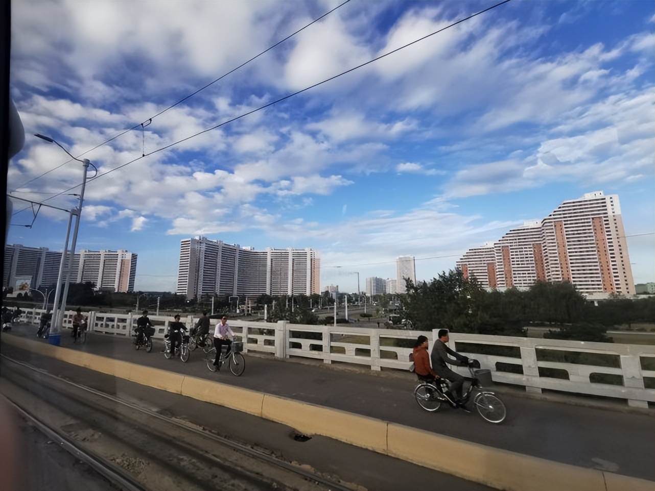 朝鲜骑摩托车的都是什么人,朝鲜老百姓都是骑自行车吗