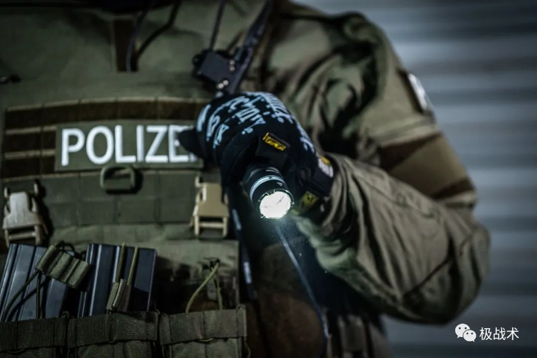 纳丽德手电筒p82测评,新标准战术手电对比纳丽德p80