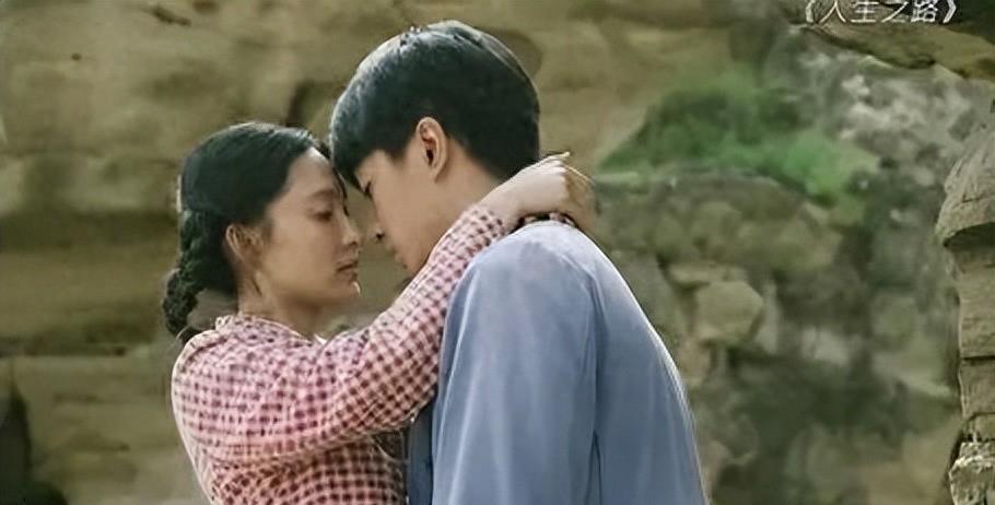 干瘪黑瘦，一口假牙，这就能演“村花”？观众表示越看越觉得假