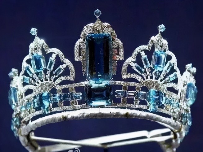 不值钱的蓝色天然宝石,英国女王佩戴巴西海蓝宝石王冠