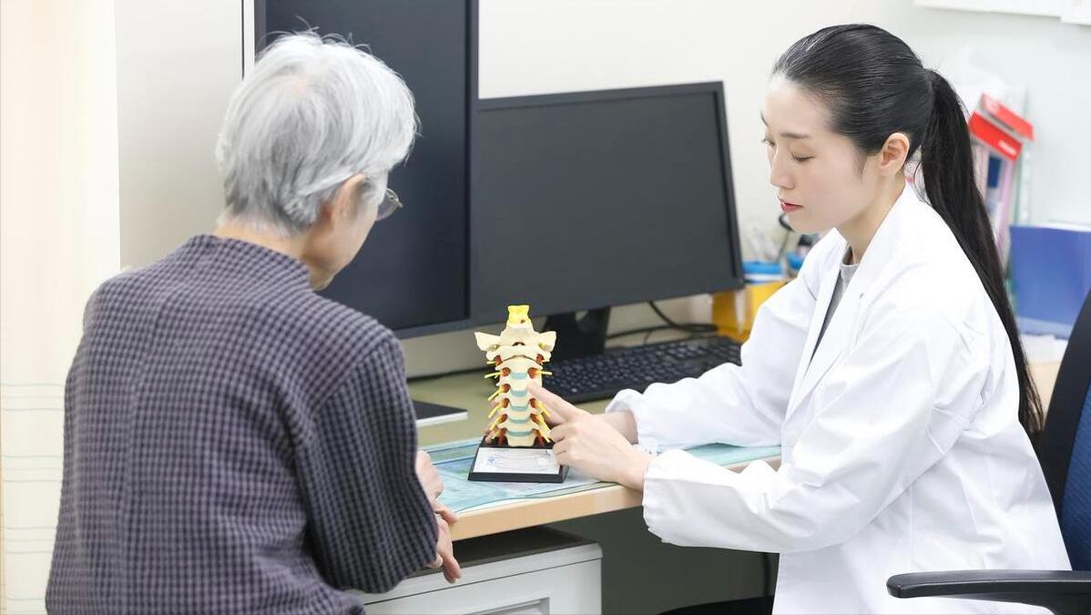 老年人摔了一跤筋摔伤了,老人腿骨摔骨折了吃啥补好