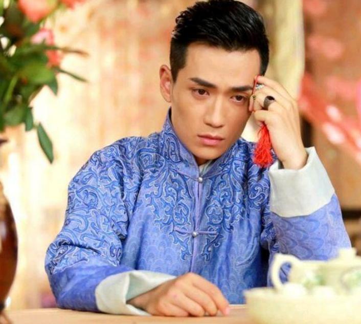 35岁朱一龙获金鸡影帝惹争议,朱一龙从影12载首次获35届金鸡