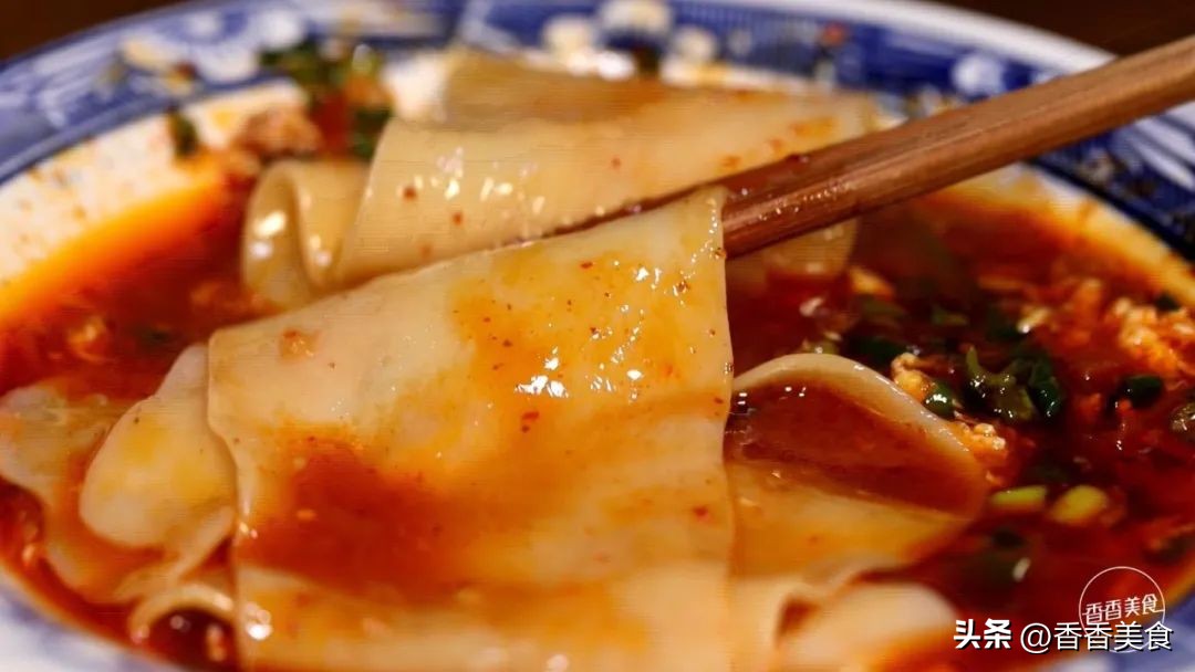 一碗营养丰富又好吃的面,有点宽和厚而且有嚼劲的面
