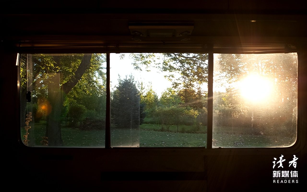 董宇辉经典语录当你痛苦时就看书,董宇辉经典语录努力学习认真生活