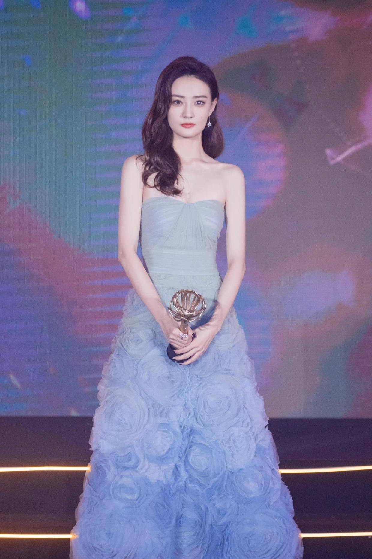 徐璐红毯吊带黑长裙造型,徐璐一袭长裙惊艳十足