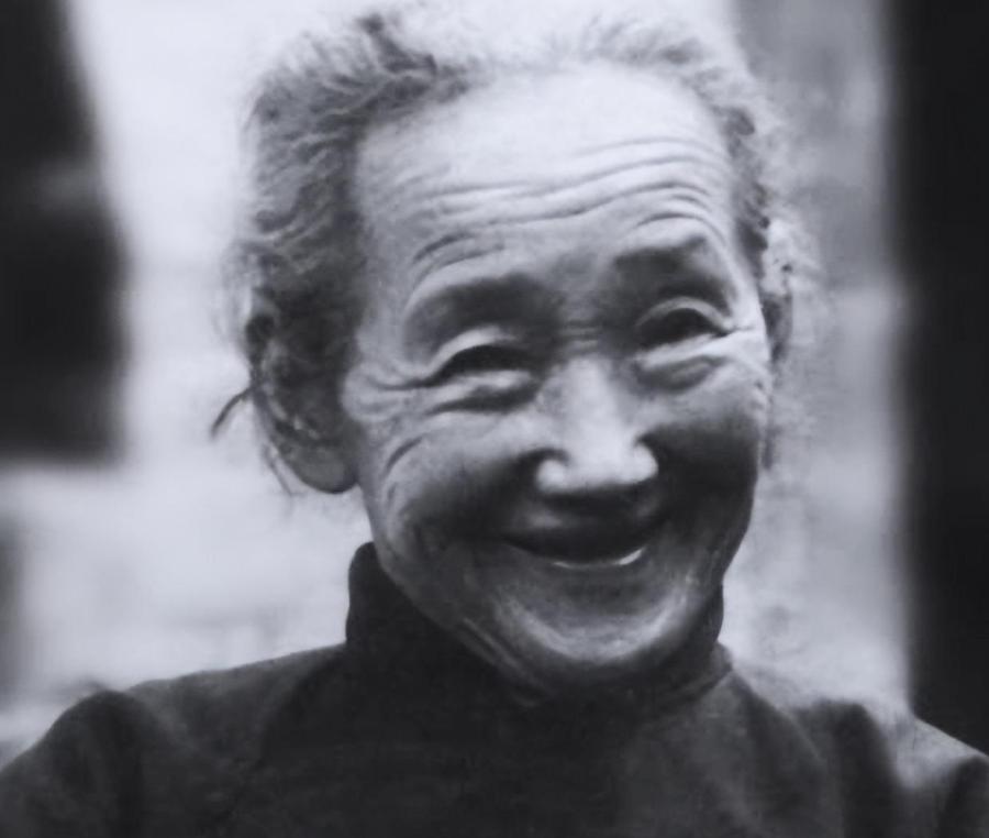 85年*世友许**逝世后，留下罕见照片，将军遗体旁的三个人分别是谁？