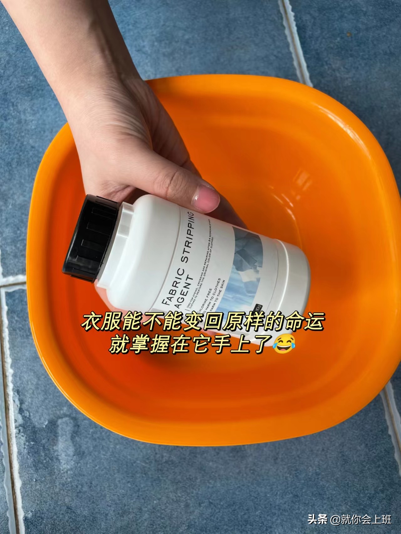 白色的衣服被染了应该怎么办,蓝色的衣服发白怎么清洗恢复