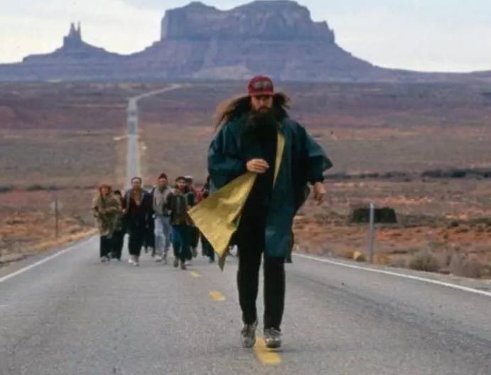 阿甘正传中蕴含的西方文化,电影阿甘正传体现的美国价值观