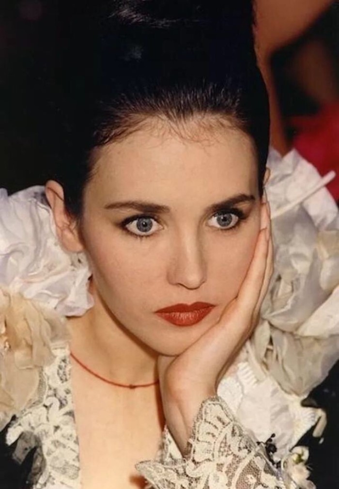 娶了巩俐的雅尔，曾有个漂亮的未婚妻，对方正是法国女神阿佳妮