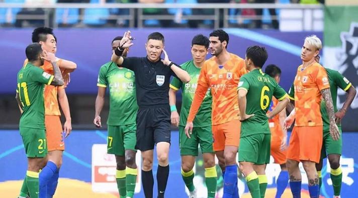 璇″紓瓒冲潧,榛勫仴缈斿瓒崇悆鎻愬嚭涓変釜闂