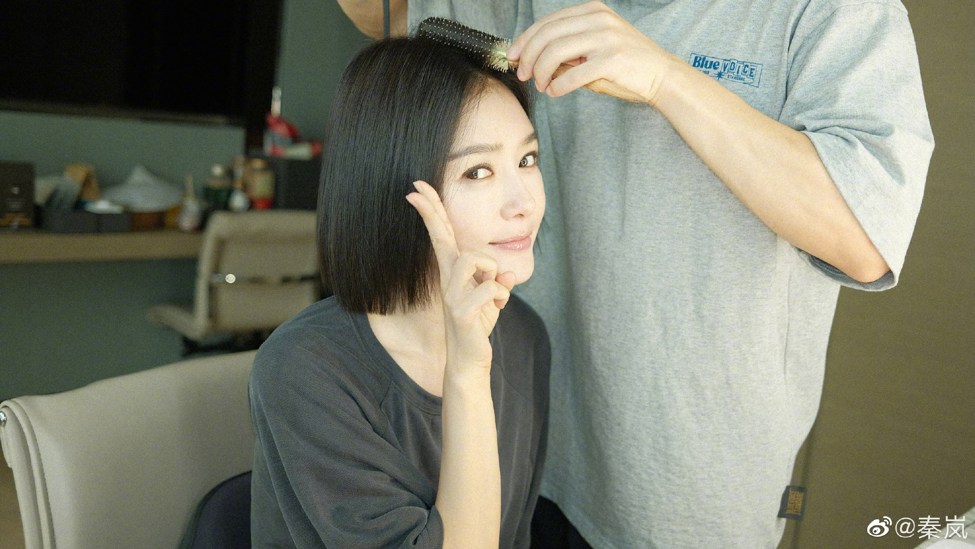 秦岚同框自拍海报少女风,秦岚穿搭机场照