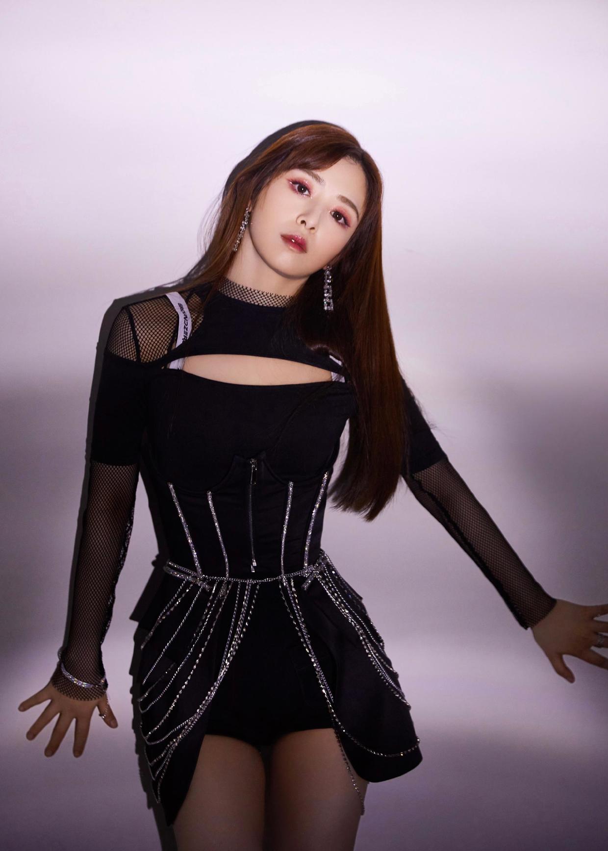 张含韵穿搭成熟,张含韵穿黑西装