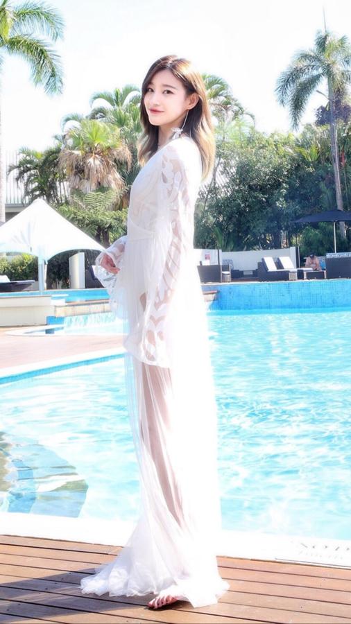 董卿接班人是熟悉的她！穿刺绣裙温婉大气，与撒贝宁搭档不怯场