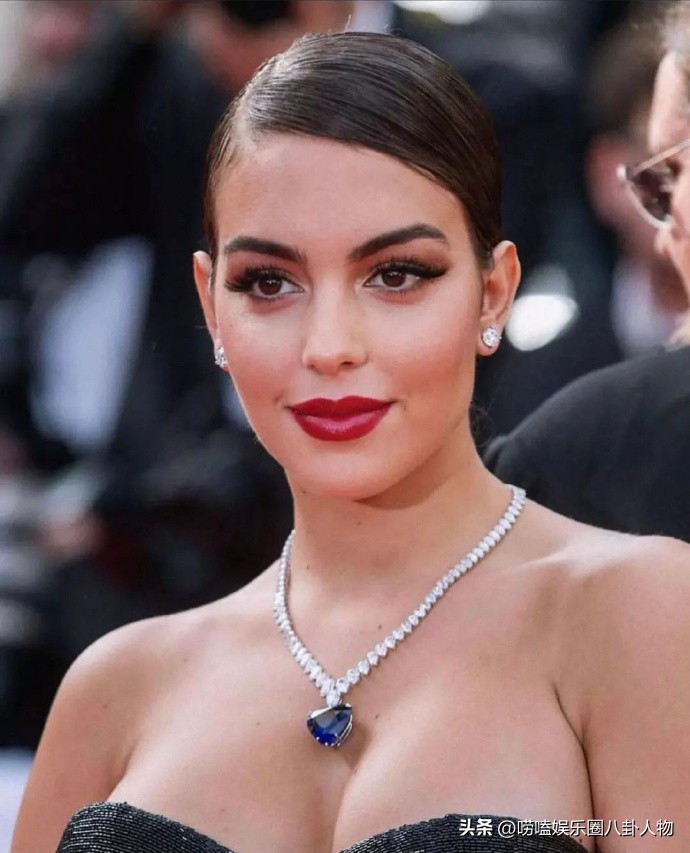 梅西老婆拿大力神杯,梅西老婆正面照