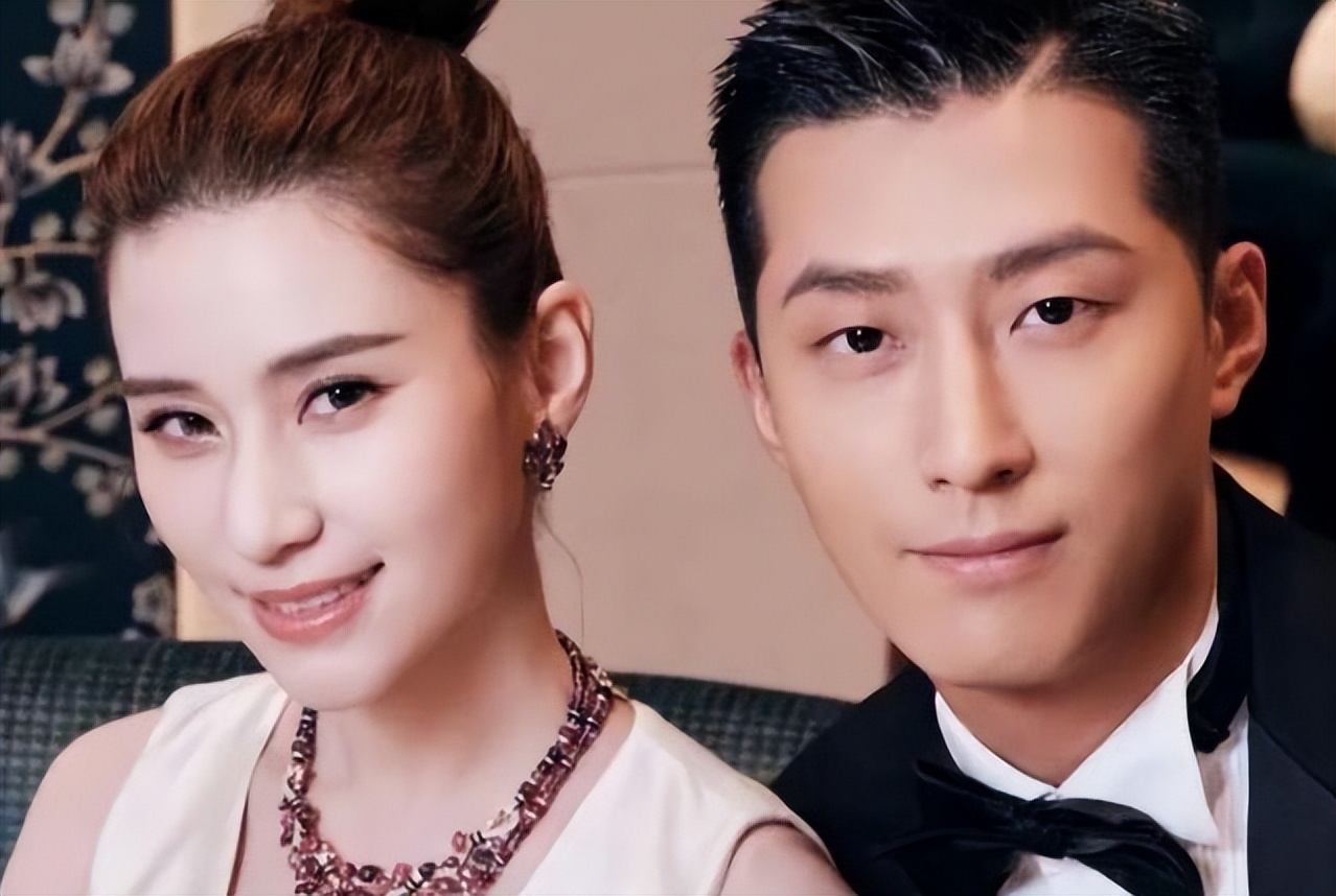 何超莲红毯黑色背带长裤,何超莲一身牛仔背带裤