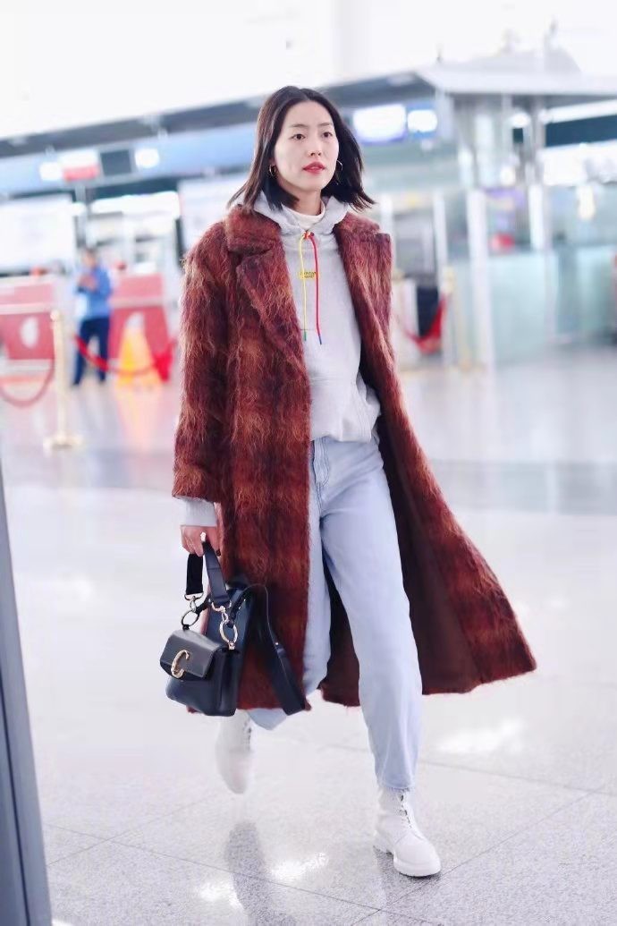 卫衣式毛衣怎么搭配羊绒大衣,棉衣卫衣毛衣时尚搭配御寒不臃肿