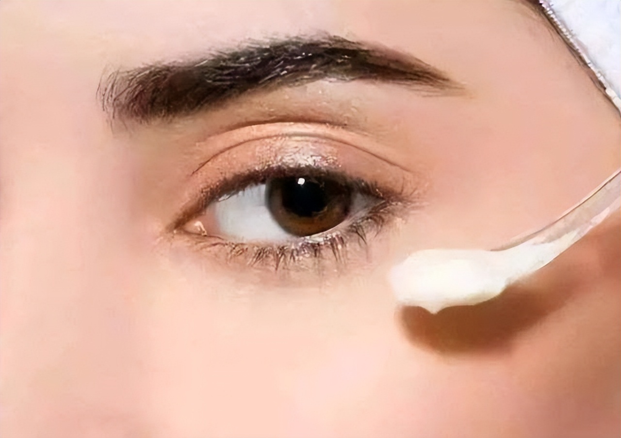 红霉素软膏涂眼睛后果,红霉素软膏眼白处可以涂吗