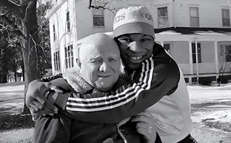 2006年，拳王泰森来华瞻仰毛主席遗容，坦言：在他面前，我很渺小