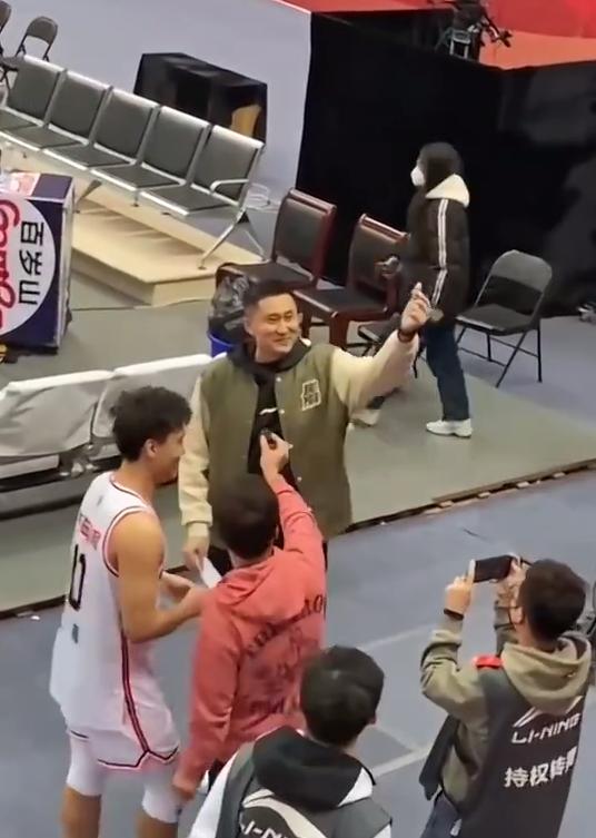 专职宏远杜锋真轻松！把四强球队杀个遍跟赵睿争粉丝宠还干新副业