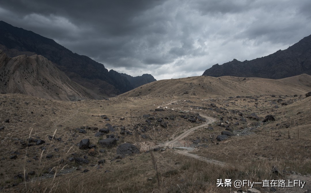 穿越博格达峰脚下冰湖之旅,徒步穿越新疆博格达峰