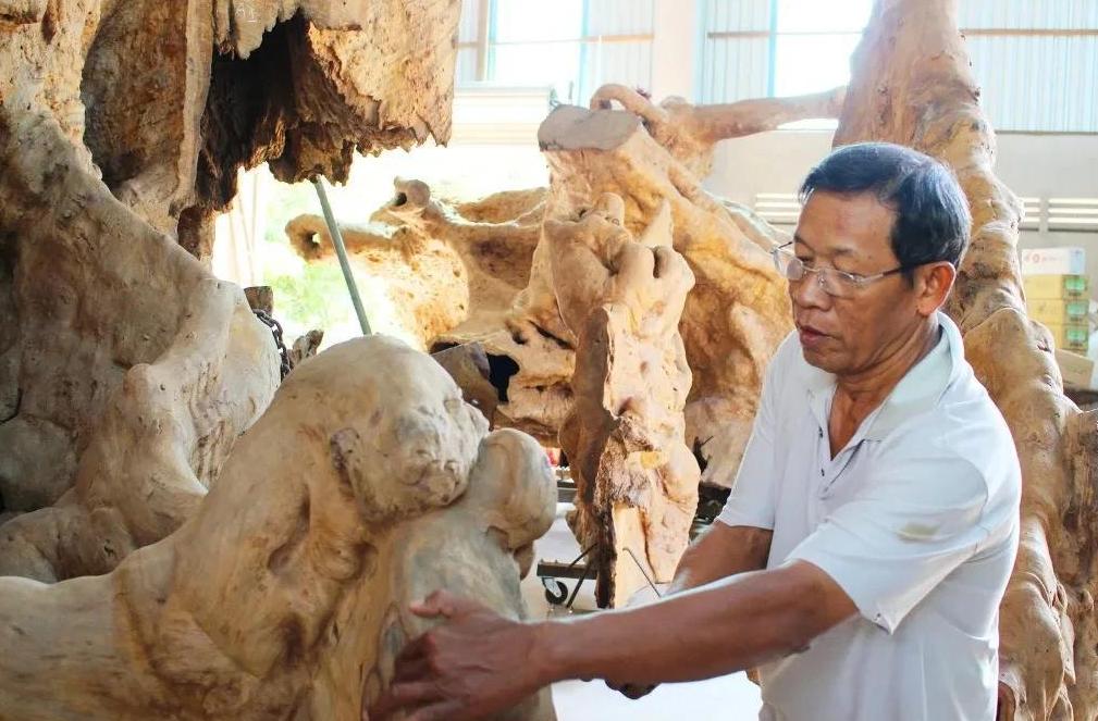 小伙用1200买烂树根,捡个树根做根雕