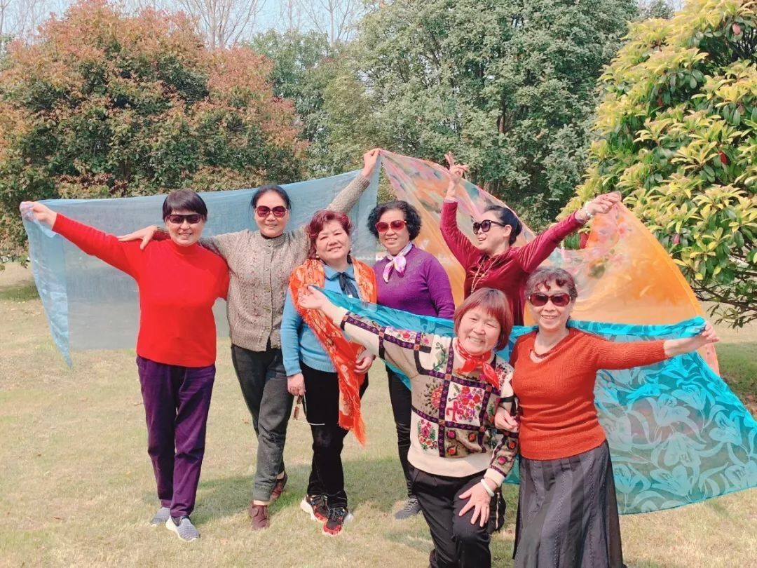 大妈拍照花式姿势丝巾背影,大妈们在海边跳舞拍照举着丝巾