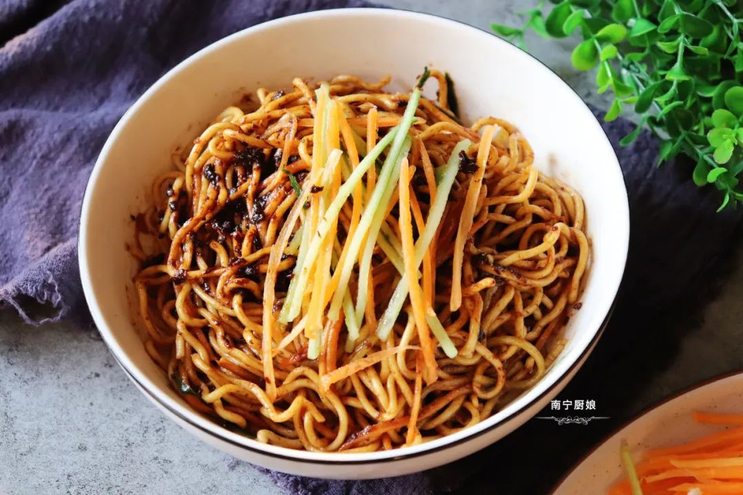 炸酱面的炸酱如何做出来更香,炸酱面的炸酱怎么做大厨教你几步