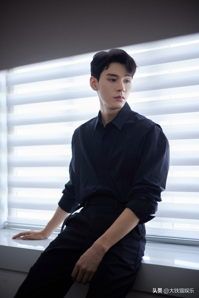 穿“黑衬衫”好看的男明星，只服这7位，个个长身玉立，贵气逼人