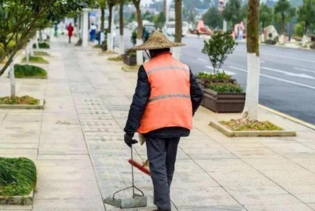 37岁女教师嫁给65岁环卫工,38岁女教师爱上66岁环卫工人