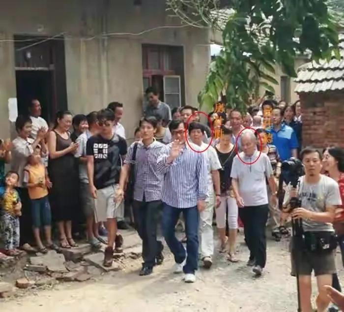 成龙对同父异母兄弟有帮助吗,成龙和同父异母的大哥相见