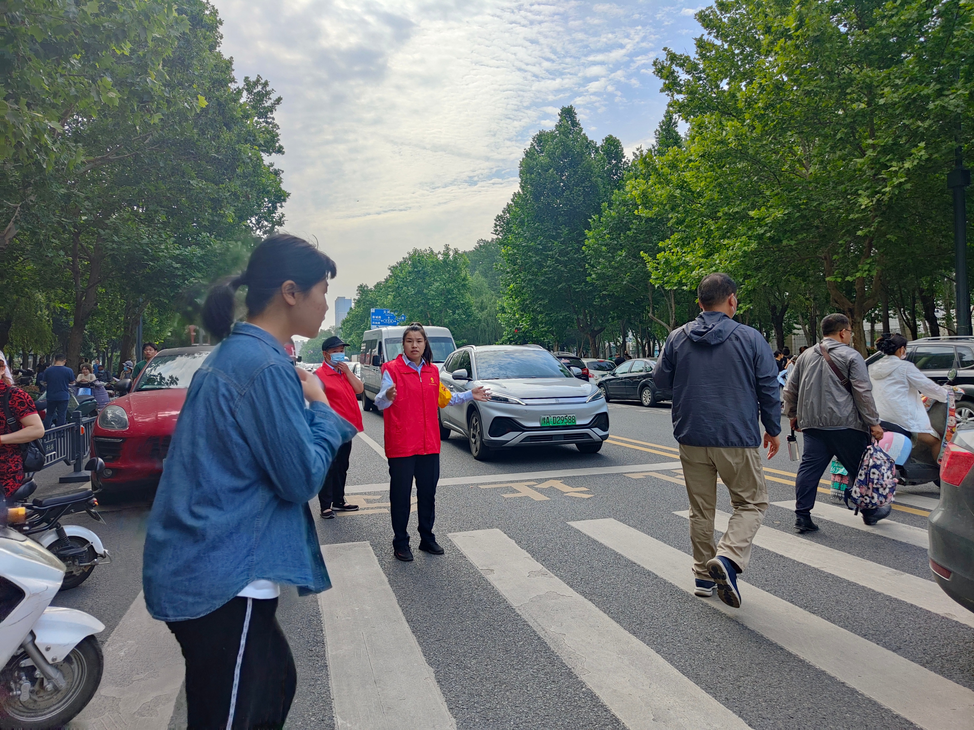 公交爱心助考视频,爱心助考志愿者在行动视频