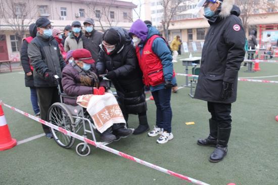 聚是一团火的下一句,聚是一团火散是一道光