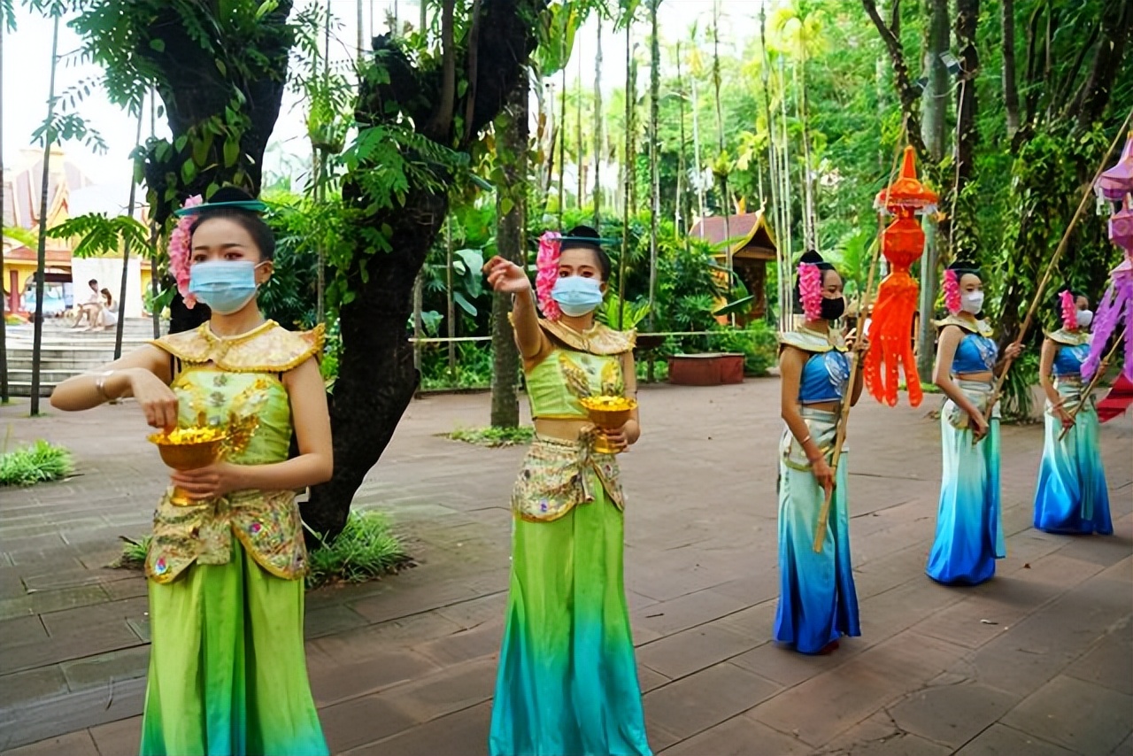 云南西双版纳曼听公园有泰国韵味,西双版纳曼听傣族村寨风景