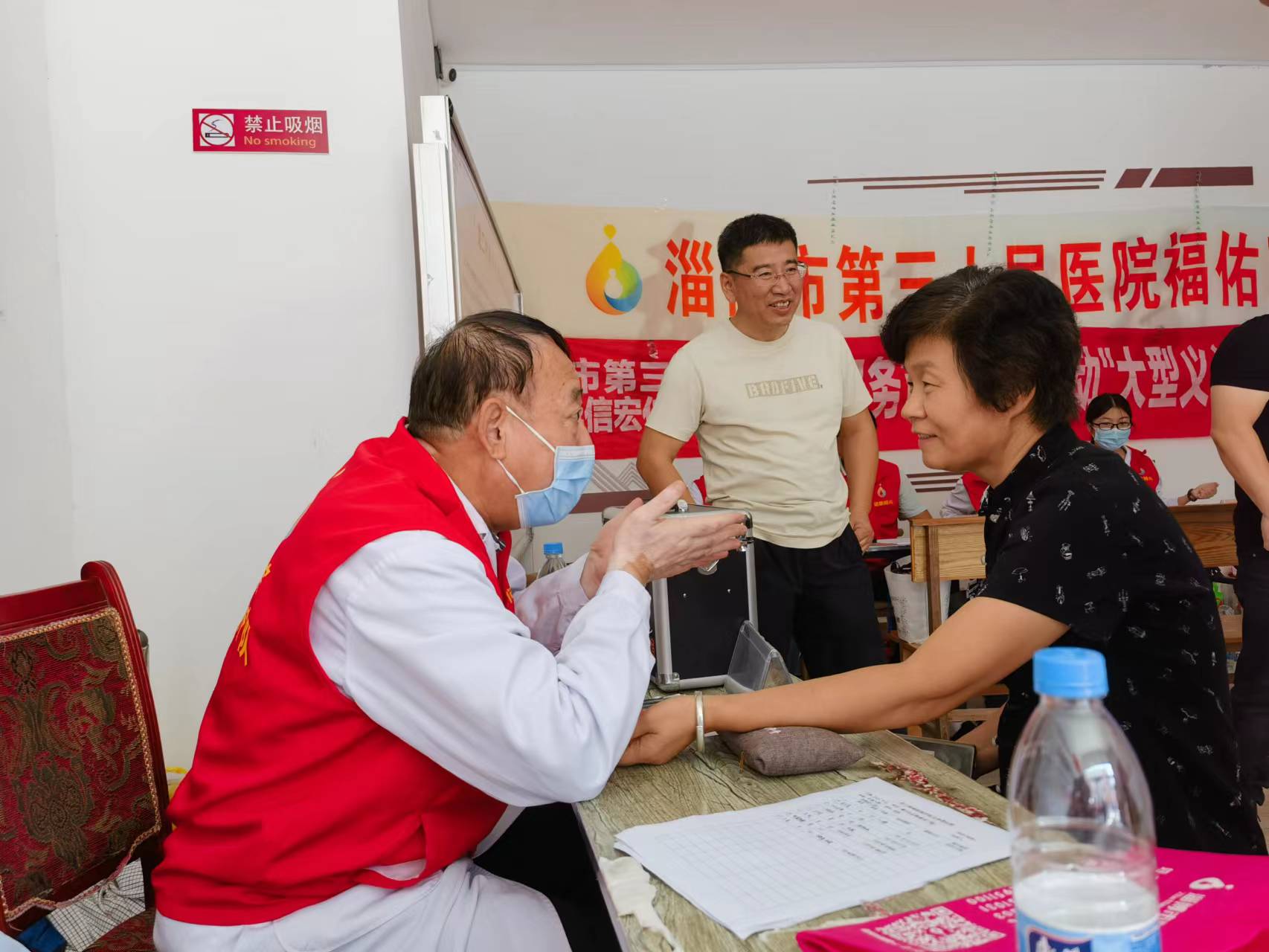 市三院联合宏仁堂“服务百姓健康行动”走进淄川龙泉镇龙二村义诊