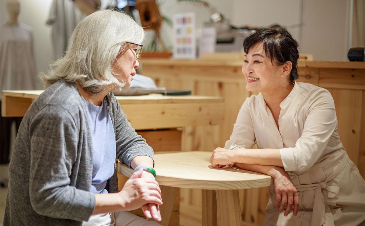 新婚第一天给婆婆洗脚后离婚,丈夫给坐月子妻子擦身体
