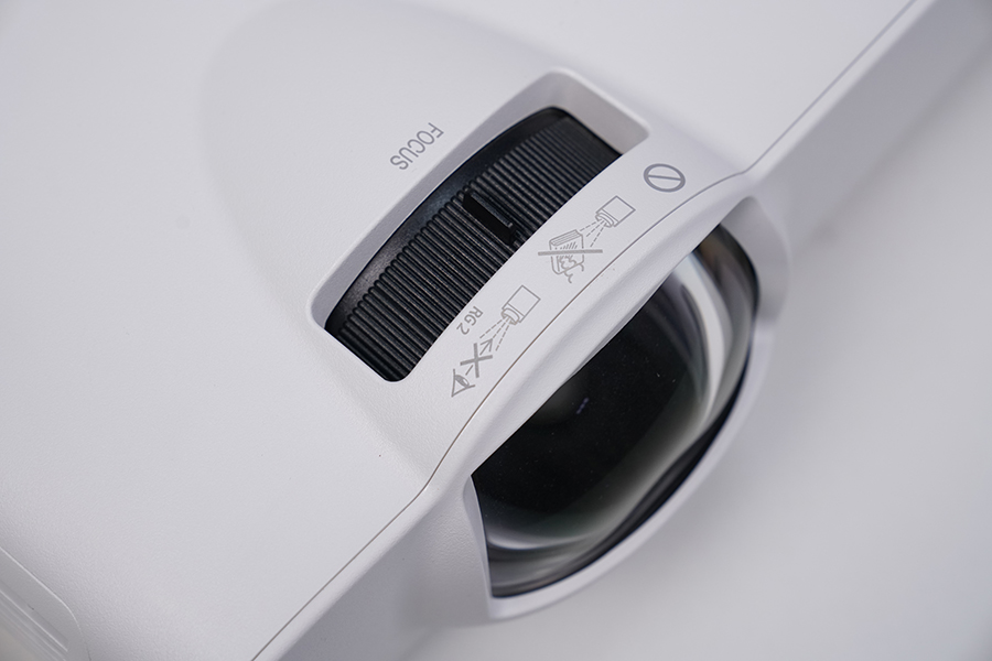 兼顾高亮度和0仰角超短焦,理光RU226ST商务投影仪上手评测