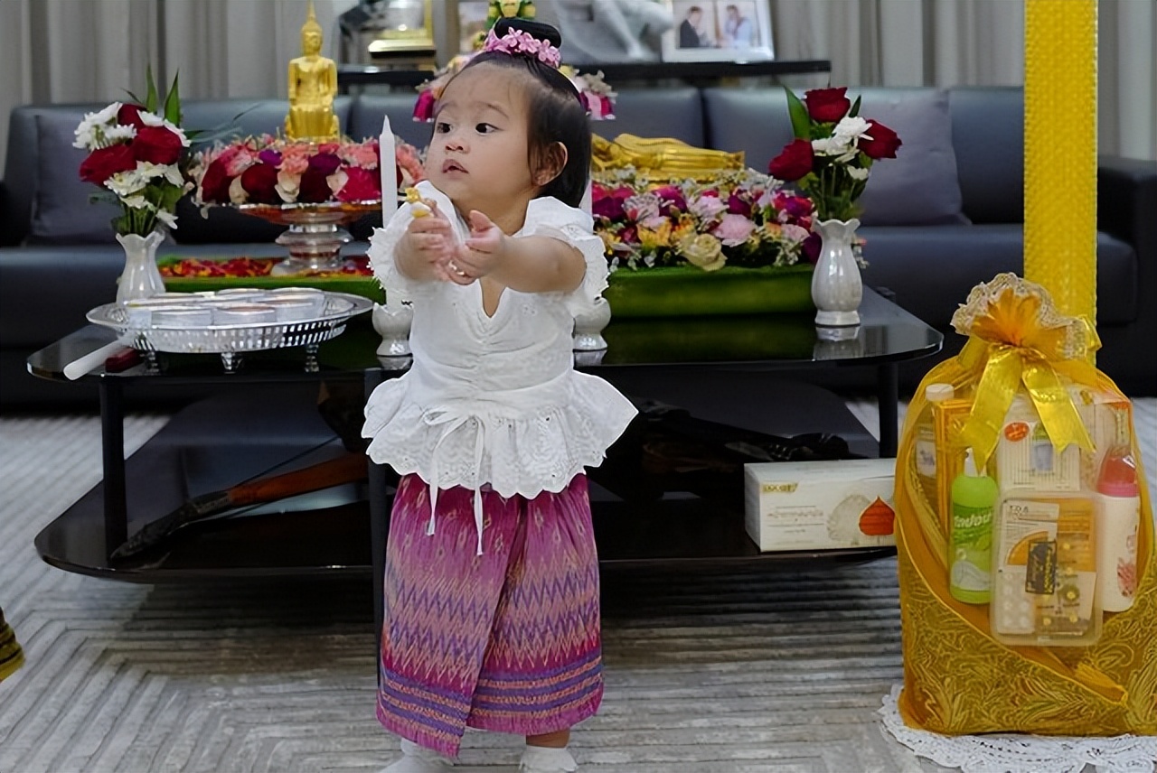 英拉穿傣装照片,泰国英拉泼水节