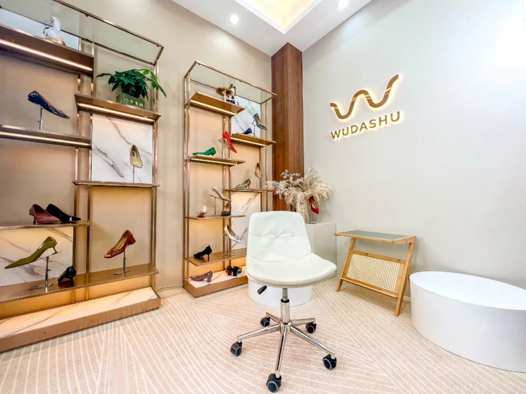 41岁大叔创业失败后穿高跟鞋火了，他做的女鞋被百万女性追捧