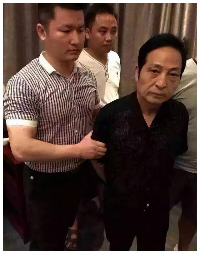 大师王林给女星们“开光”的！一丝不挂用酒画符，场面炸裂！