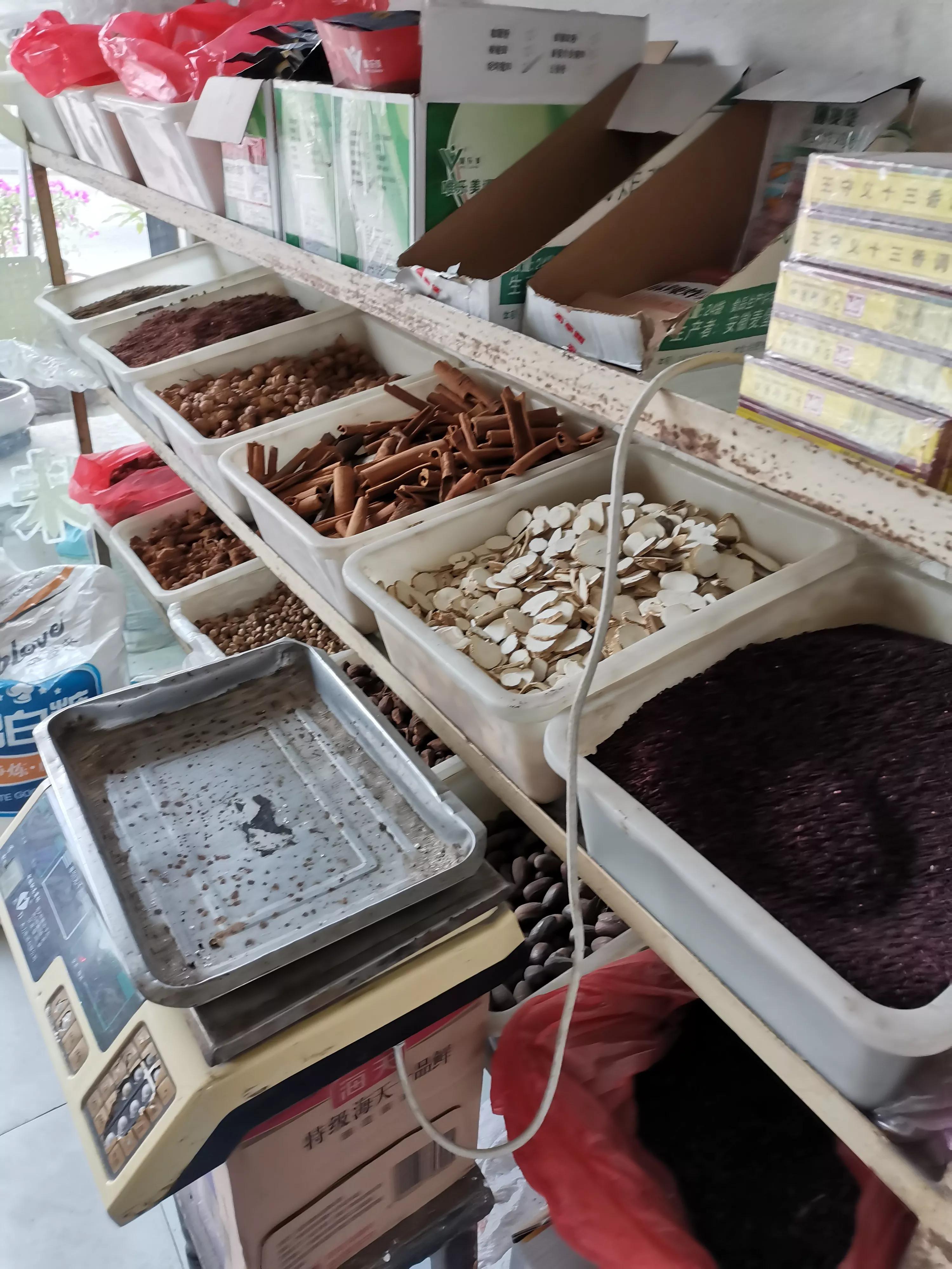 舒杨在无锡有两套产，一个南北货小店，谁知其中苦与累累。