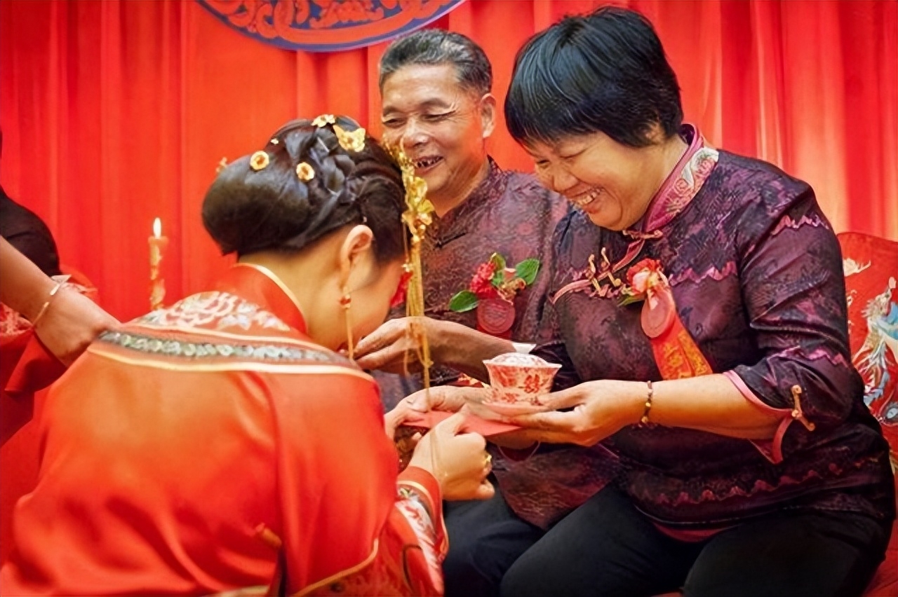 那年，我硬生生的被一个女生灌醉，第二天醒来发现躺在她的床上