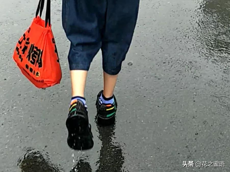 孩子在学校厕所摔骨折了怎么处理,小孩子在学校头被砸了怎么处理