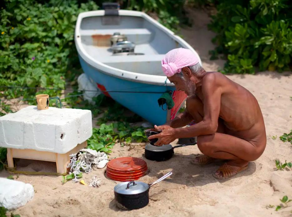 73岁日本大爷荒岛生活,日本老人裸居海岛