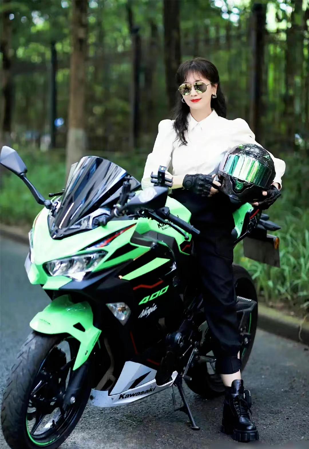 赵雅芝既优雅端庄又调皮可爱,70岁的赵雅芝滑滑板