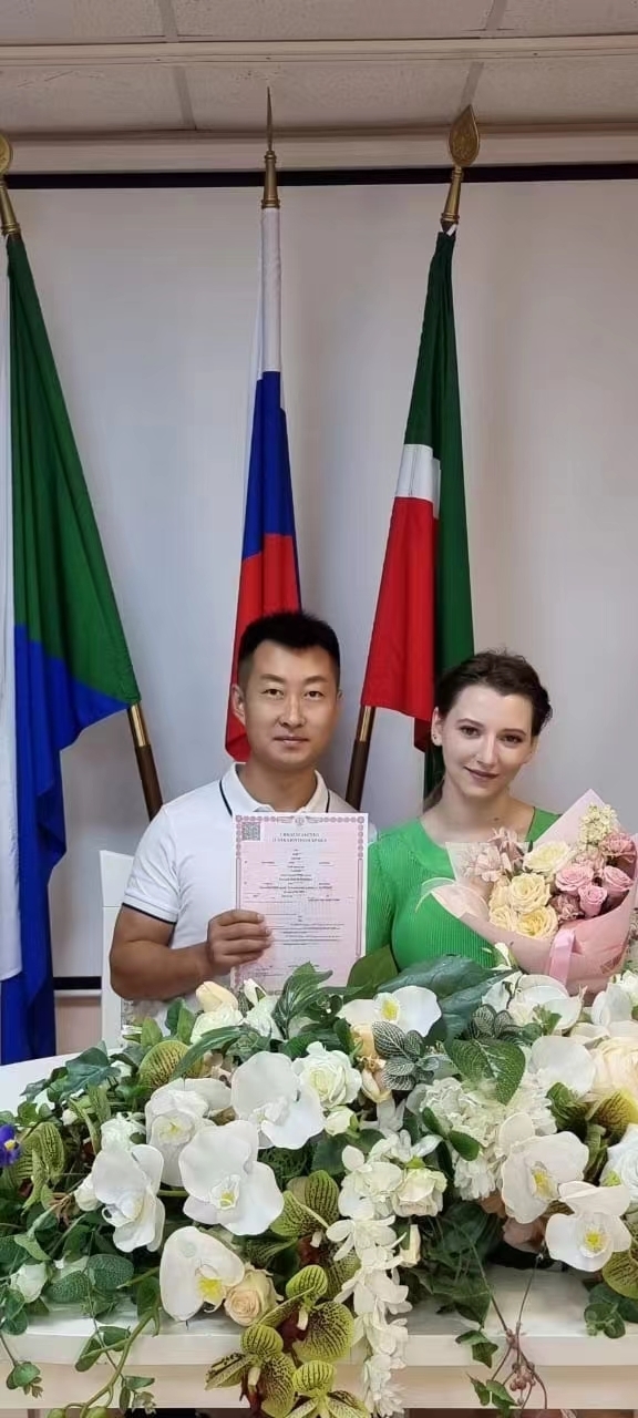 俄罗斯姑娘直播卖大葱,俄罗斯媳妇直播卖葱